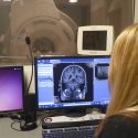萨拉·约翰,核磁共振研究技术员在威斯康辛大学医学与公共卫生学院的,在工作中与磁共振扫描器在威斯开云体育appios下载康辛州医学研究所的校园。开云体育世界杯微信群