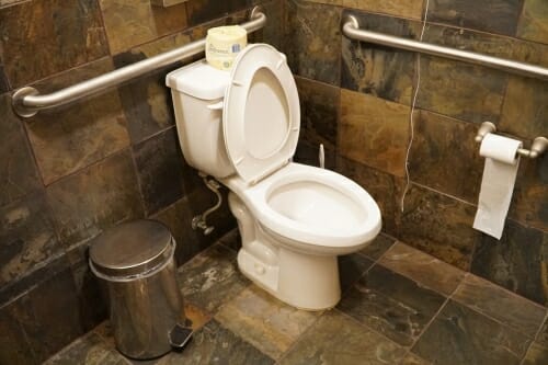 照片:在平铺的厕所马桶