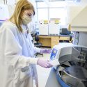 开云体育appios下载威斯康辛大学学生艾玛甜加载翠鸟flex自动化核酸提取器作为COVID-19测试准备的一部分。