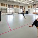 学生执行在其指定由12英尺10英尺112年在舞蹈排练部分:当代舞蹈技术和理论。面对面的类是由教师授课Karen McShane-Hellenbrand坐在右边,4月23日在莱斯罗普大厅。