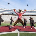 开云体育appios下载威斯康辛大学的高级类人员做一个测试运行的毕业典礼celevration Bucky獾在营地兰德尔体育场3月9日。