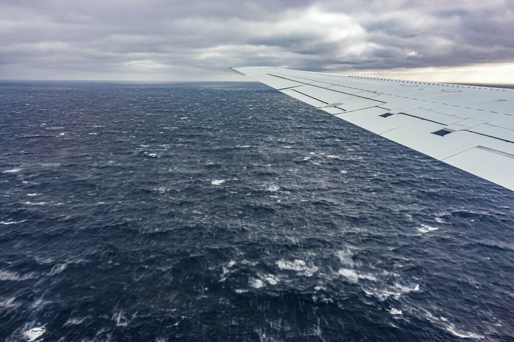 水和飞机机翼的视图