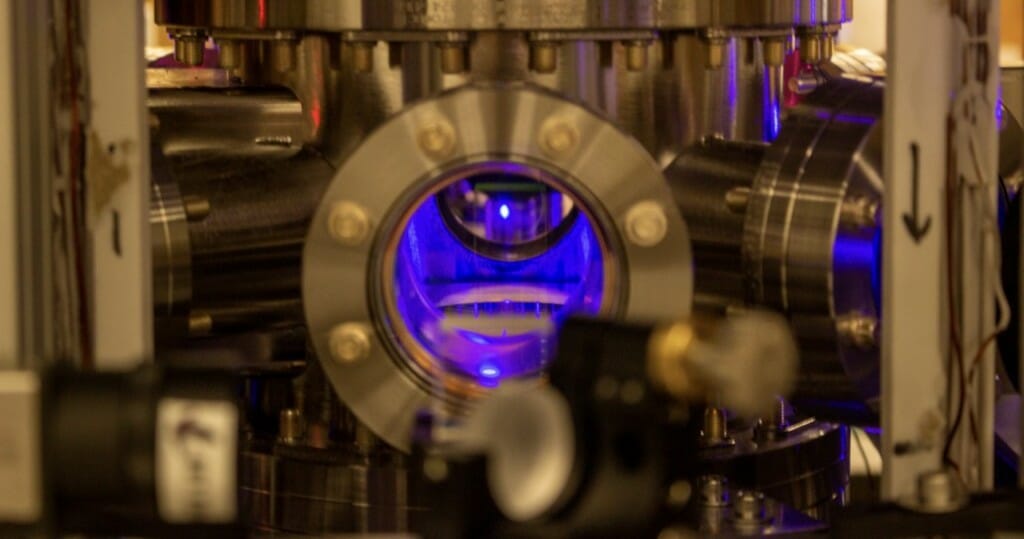 照片:一个机械室里面闪着蓝色的光芒。