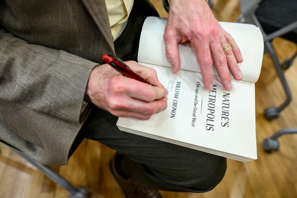 特写镜头克罗宁的手签字一本书的标题页
