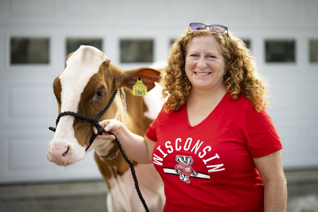 总理Mnookin持有布朗县集市上一头牛。
