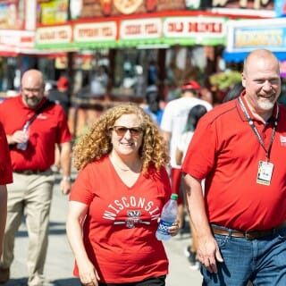 总理Mnookin微笑,穿着红色的威斯康辛大学麦迪逊分校衬衫当她走过威斯康辛州公平开云体育世界杯微信群开云体育appios下载