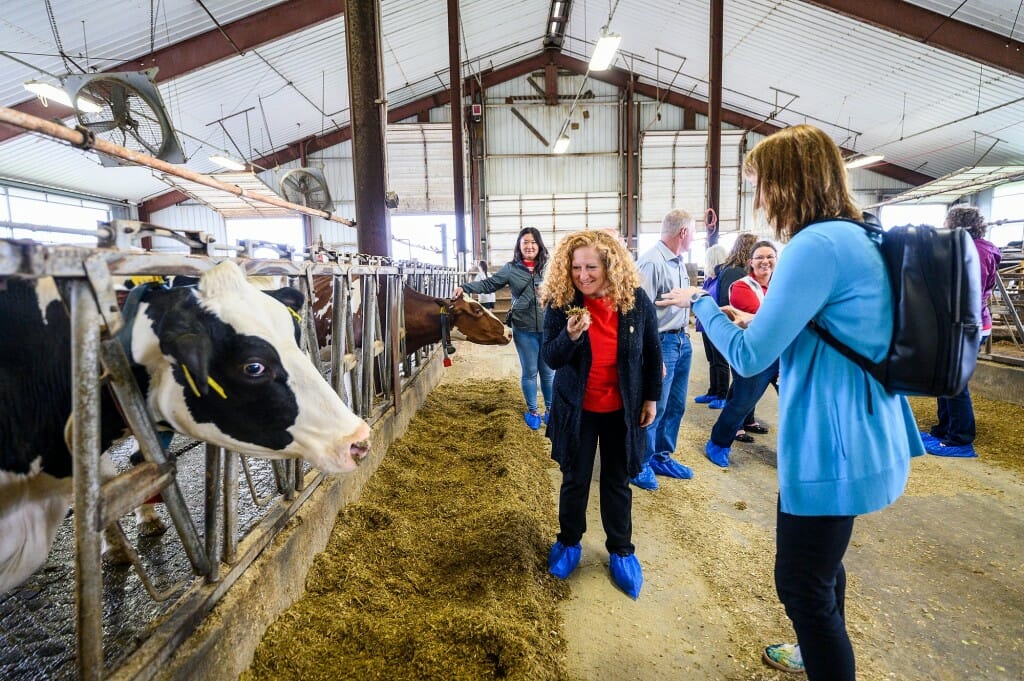 总理Mnookin微笑作为UW-Platteville临时开云体育appios下载总理Tammy Evetovich(右)的照片她持有一些总混口粮先锋农场。