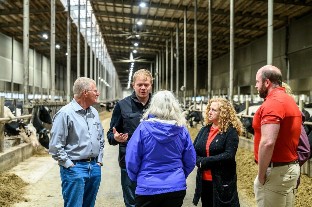 右二,总理Mnookin听瑞安·施密特谈到牛孕产妇健康随着(逆时针)参议员霍华德Marklein;格伦达Gillaspy,农业和生命科学学院院长;和里根施密特总理参观了施密特奶牛场。