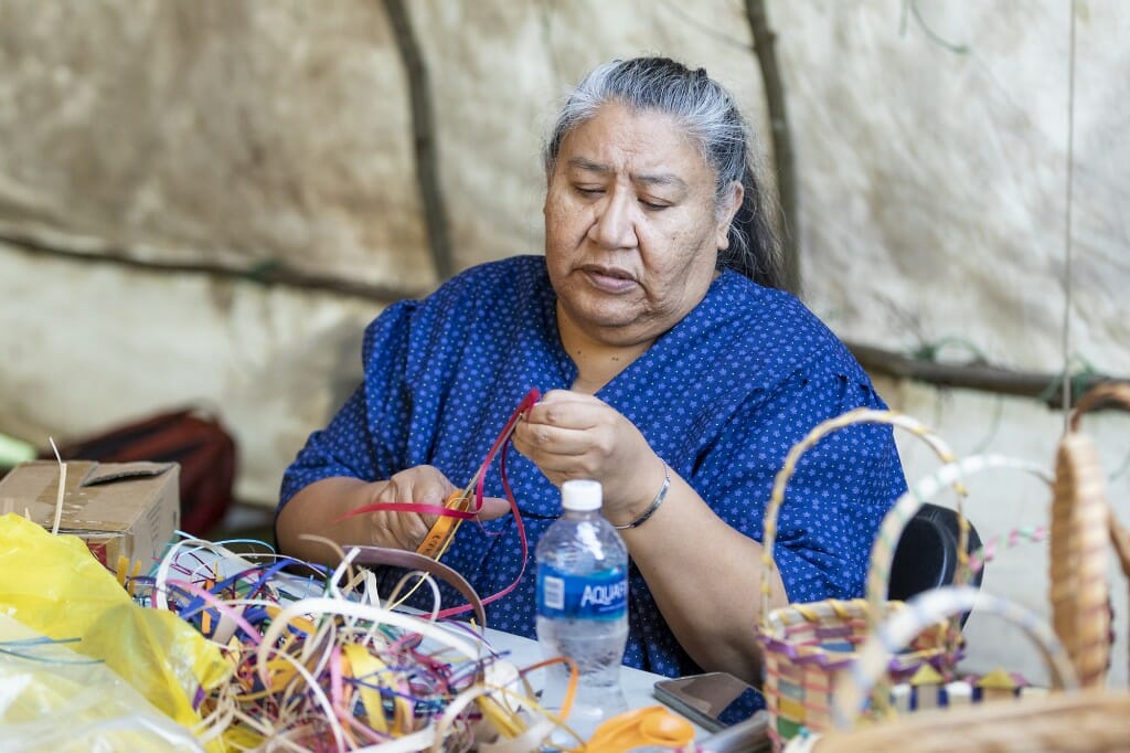 金伯利克劳利,雷家族的成员语族民族和传统的黑灰basketmaker,指示如何编织篮子。