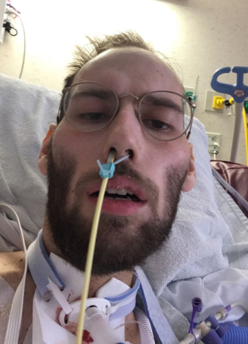 一个有问题的照片,一个人躺在医院床上,氧管他的鼻子。