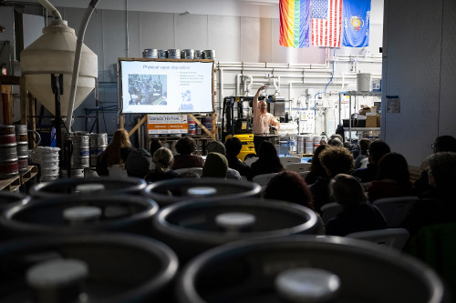 马克Ediger手势说话时双手酒桶中观众和其他物资在仓库环境实验室在三角洲地区的啤酒。