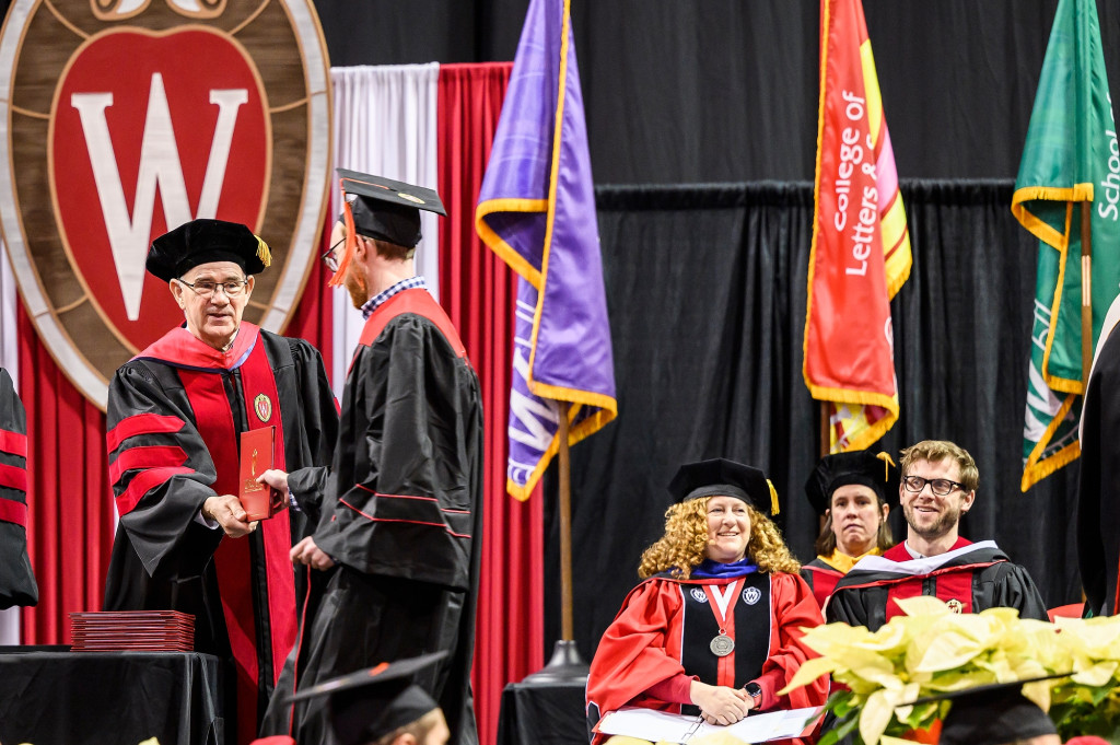 左图是工程学院院长伊恩·罗伯逊(Ian Robertson)为毕业生颁发毕业证书。