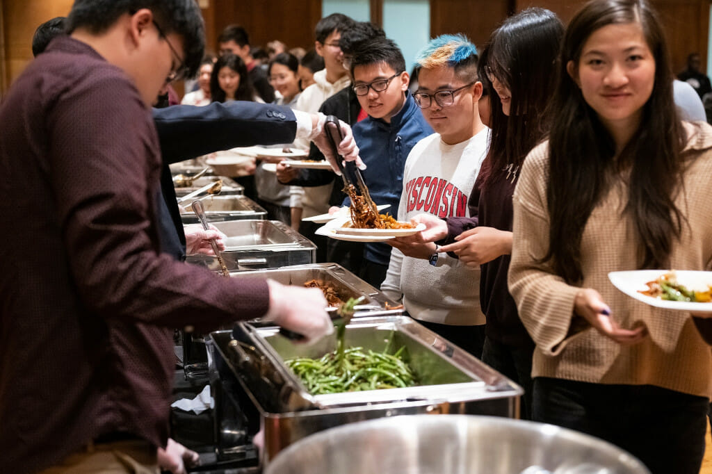 学校大厅为学生和客人提供传统的中国食物。