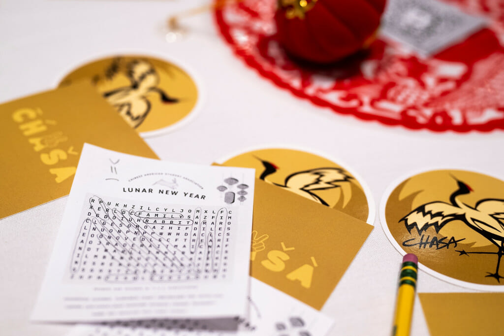 在CHASA庆祝活动中，填字游戏和其他主题装饰装饰了一张桌子。