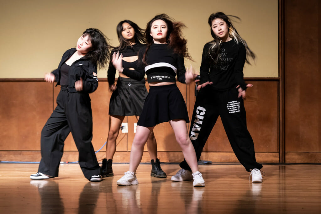 威斯康星大学麦迪逊分校学生K-pop和h开云体育appios下载ip-hop舞蹈团体VIVID的成员在CHASA庆祝活动期间表演。