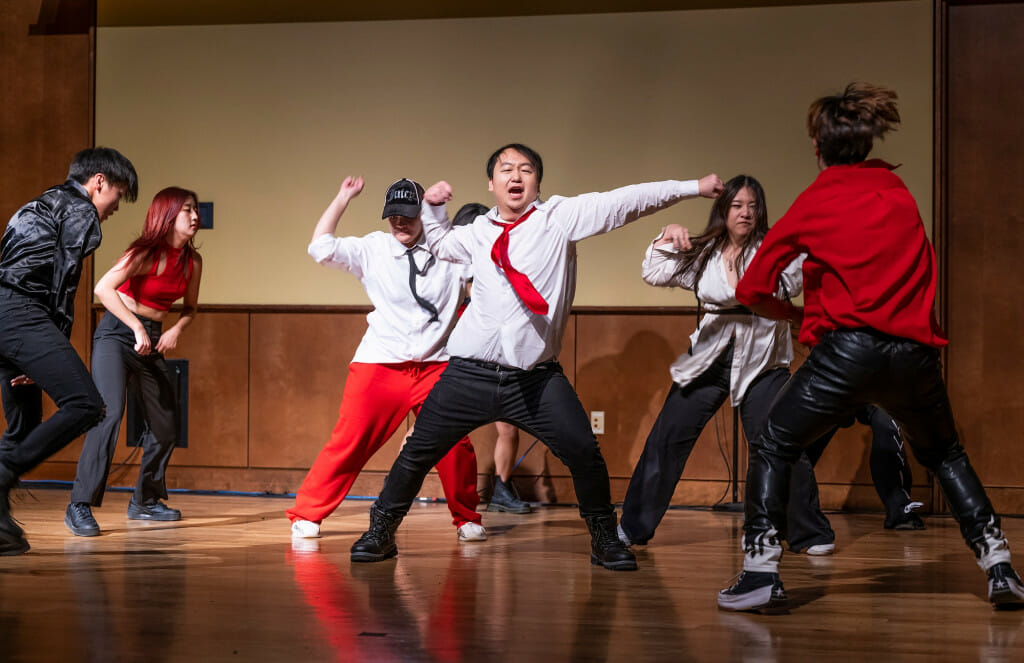 威斯康星大学麦迪逊分校的学生K-pop和h开云体育appios下载ip-hop舞蹈队KASPER的成员在联合南方大学的大学大厅举行的华裔美国学生协会庆祝活动上表演。