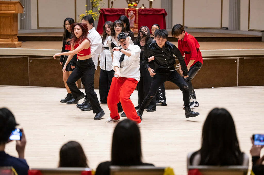 威斯康星大学麦迪逊分校学生K-pop和hi开云体育appios下载p-hop舞蹈队KASPER的成员在VSA庆祝活动期间表演。