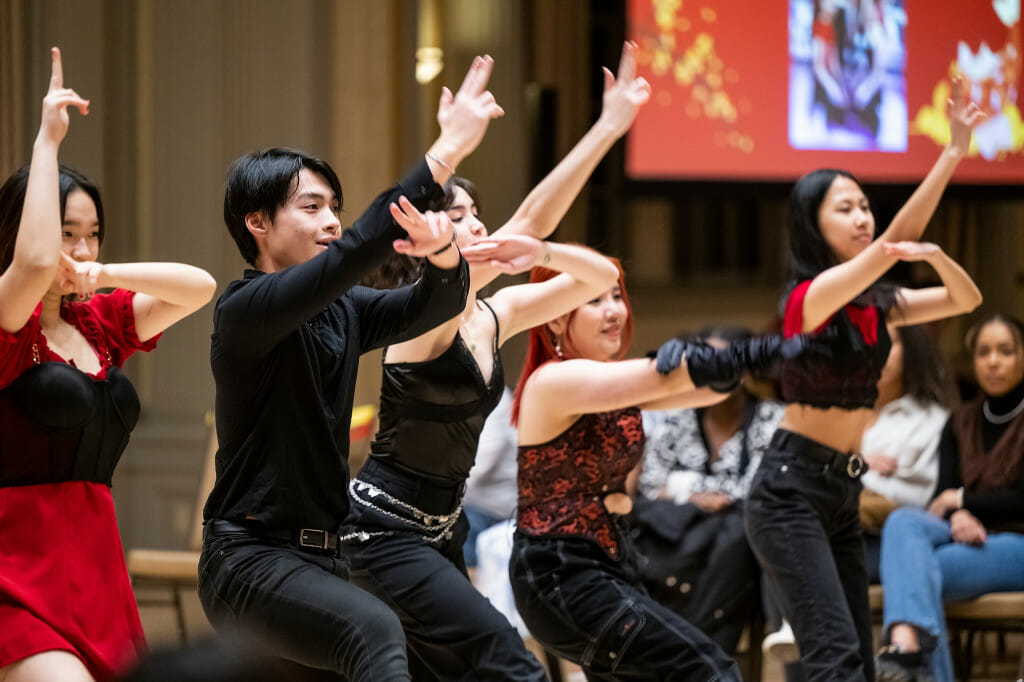 威斯康星大学麦迪逊分校越南学生开云体育appios下载协会舞蹈队的成员在纪念联盟大厅跳舞。