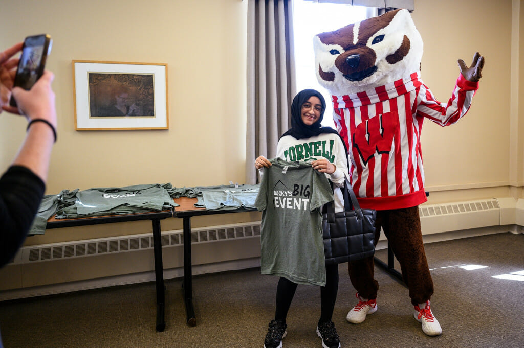 本科生Rawan Alnakhli与巴基獾,她拿起一件t恤在志愿服务扎根农场的巴基的大事件。