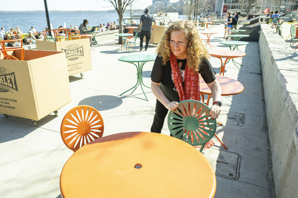 詹妮弗Mnookin制定了一个绿色的金属椅子上纪念联盟平台。