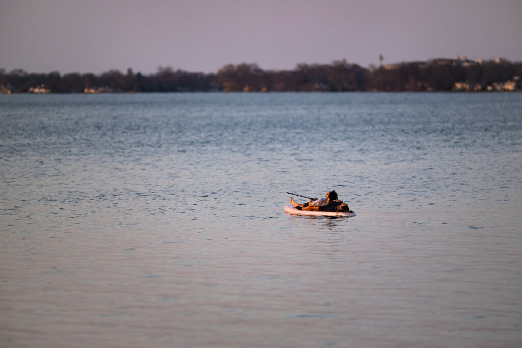 一对夫妇躺在桨板曼德特湖,周一晚间。