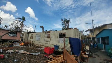 照片:结构屋顶失踪和碎片在院子里